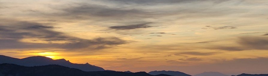 Atardecer sobre las montañas del pre-Pirineo